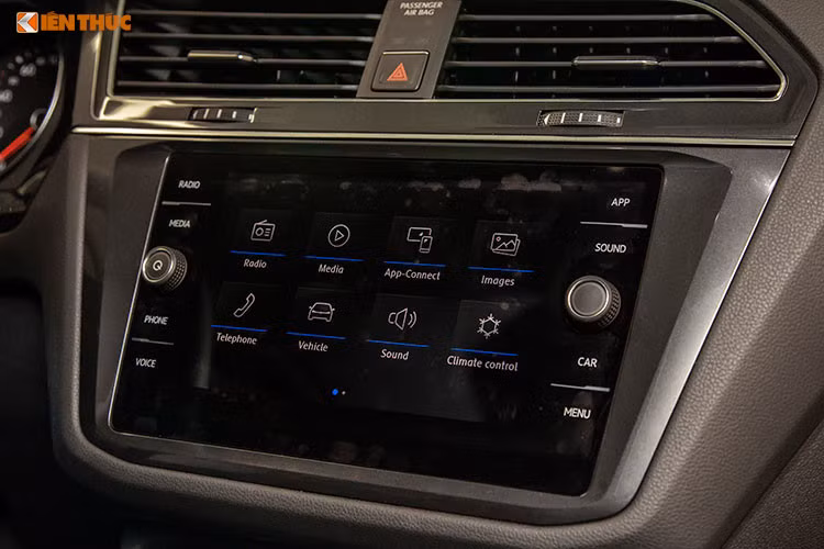 Volkswagen Tiguan Allspace 7 chỗ được trang bị nhiều công nghệ tiên tiến theo tiêu chuẩn xe Đức gồm: Động cơ 2.0L 4 xi lanh tăng áp TSI sản sinh công suất 180 mã lực tại 3,940 – 6,000 vòng/phút cùng mô men xoắn đạt 320Nm/1.500 – 3.940 vòng/phút. Tiêu thụ trung bình 7.8 lít xăng/100km ở điều kiện tiêu chuẩn. Hộp số tự động DSG ly hợp kép 7 cấp.