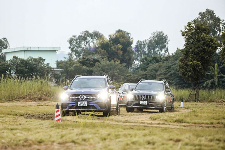 Đặc biệt, vừa được chính thức ra mắt tại thị trường Việt Nam trong năm nay, chiếc SUV cỡ nhỏ - Mercedes-AMG GLA 45 S 4MATIC+ lần đầu tiên được đưa vào 1 sự kiện lái và trải nghiệm thực tế cho khách hàng. Mẫu xe mới của gia đình AMG xuất hiện trên đường đua thử thách Auto Gymkhana.