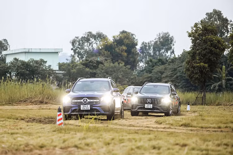 Đặc biệt, vừa được chính thức ra mắt tại thị trường Việt Nam trong năm nay, chiếc SUV cỡ nhỏ - Mercedes-AMG GLA 45 S 4MATIC+ lần đầu tiên được đưa vào 1 sự kiện lái và trải nghiệm thực tế cho khách hàng. Mẫu xe mới của gia đình AMG xuất hiện trên đường đua thử thách Auto Gymkhana.
