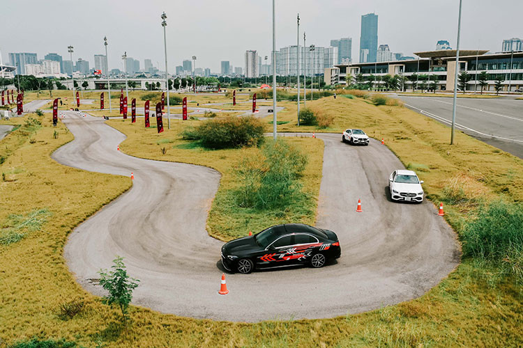 Tại MBDF 2022, dàn xe của Mercedes-Benz Việt Nam giá trị hơn 102 tỷ đồng gồm 40 chiếc từ 14 mẫu khác nhau, tương ứng với để khách hàng trải nghiệm, gồm cả sedan lẫn SUV, từ dòng C-Class mới, E-Class, GLC, GLB đến nững chiếc xe nổi bật của thương hiệu Mercedes-AMG như AMG A 35, AMG GLB 35 4 Matic, AMG GLA 45 S 4Mtic+.