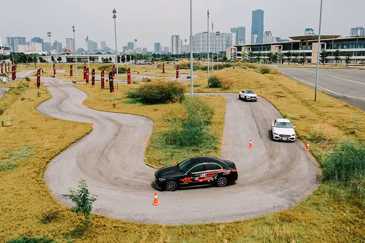 Tại MBDF 2022, dàn xe của Mercedes-Benz Việt Nam giá trị hơn 102 tỷ đồng gồm 40 chiếc từ 14 mẫu khác nhau, tương ứng với để khách hàng trải nghiệm, gồm cả sedan lẫn SUV, từ dòng C-Class mới, E-Class, GLC, GLB đến nững chiếc xe nổi bật của thương hiệu Mercedes-AMG như AMG A 35, AMG GLB 35 4 Matic, AMG GLA 45 S 4Mtic+.