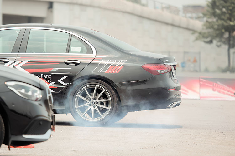 Với thử thách Drift, người lái sẽ được luyện tập phản xạ để thoát khỏi các tình thế mất lái trong giao thông thường ngày, đồng thời hiểu rõ hơn về Oversteer và tầm quan trọng của những hệ thống an toàn điện tử.