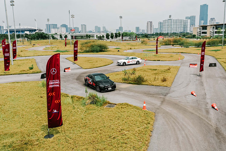 Theo đó, 4 thử thách được mang đến trong chương trình này là Auto Gymkhana - định dạng đua xe trên đường đua ngắn, là nơi các tay lái sẽ thể hiện khả năng lái xe chính xác với tốc độ cao. Tại đường đua này, các tay lái sẽ được chấm điểm liên tục và 8 tay lái tốt nhất sẽ được mời tham dự cuộc đua cuối cùng mang tên “MBDF CHALLENGE 2022”.