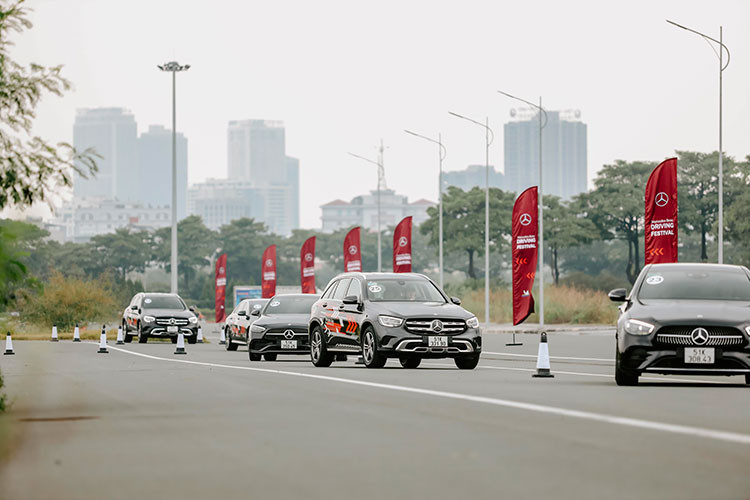 Cuối cùng là thách thức đua xe thể thao tốc độ, là nơi những chiếc xe cạnh tranh về mặt hiệu suất và khả năng tăng tốc. Điều khiển ở tốc độ cao, người tham gia sẽ có cơ hội để hiểu hơn về những yếu tố tạo nên những chiếc xe Mercedes-Benz, cũng như nâng cao kỹ năng điều khiển xe của mình.