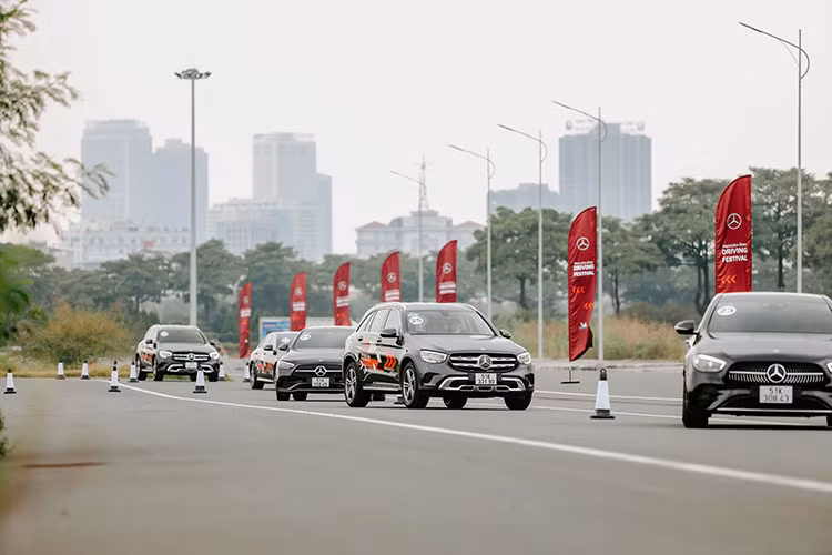 Cuối cùng là thách thức đua xe thể thao tốc độ, là nơi những chiếc xe cạnh tranh về mặt hiệu suất và khả năng tăng tốc. Điều khiển ở tốc độ cao, người tham gia sẽ có cơ hội để hiểu hơn về những yếu tố tạo nên những chiếc xe Mercedes-Benz, cũng như nâng cao kỹ năng điều khiển xe của mình.