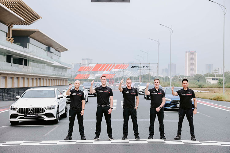 Đến với sự kiện lần này, ngoài sự góp mặt của dàn xe Mercedes-Benz hơn 100 tỷ đồng còn có sự góp mặt của đội ngũ chuyên gia đến từ nước ngoài, họ sẽ đưa ra những bài tập, hỗ trợ huấn luyện lái xe ở nhiều cấp độ giúp những khách hàng và chủ xe nâng cao kỹ năng lái xe an toàn hơn.