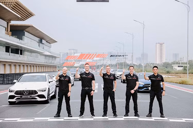 Đến với sự kiện lần này, ngoài sự góp mặt của dàn xe Mercedes-Benz hơn 100 tỷ đồng còn có sự góp mặt của đội ngũ chuyên gia đến từ nước ngoài, họ sẽ đưa ra những bài tập, hỗ trợ huấn luyện lái xe ở nhiều cấp độ giúp những khách hàng và chủ xe nâng cao kỹ năng lái xe an toàn hơn.