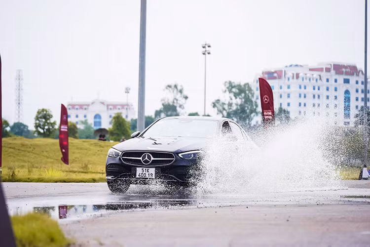 Bên cạnh đó là thử thách Rally Experience trên đường ma sát kém, hệ dẫn động sẽ làm chủ cuộc chơi, để người trải nghệm hiểu rõ hơn về sự ưu việt ủa hệ thống dẫn động 4Matic hiện đại cũng như cảm nhận được sức mạnh của hệ truyền động.