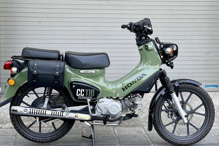 Mức giá xe Honda Cross Cub 110 2023 tại Việt Nam hiện cao gần gấp đôi giá gốc của xe tại thị trường Trung Quốc là khoảng 13.000 NDT (tương đương 45 triệu đồng) và đắt hơn đối thủ Yamaha PG-1 vừa ra mắt gần 40 triệu đồng.
