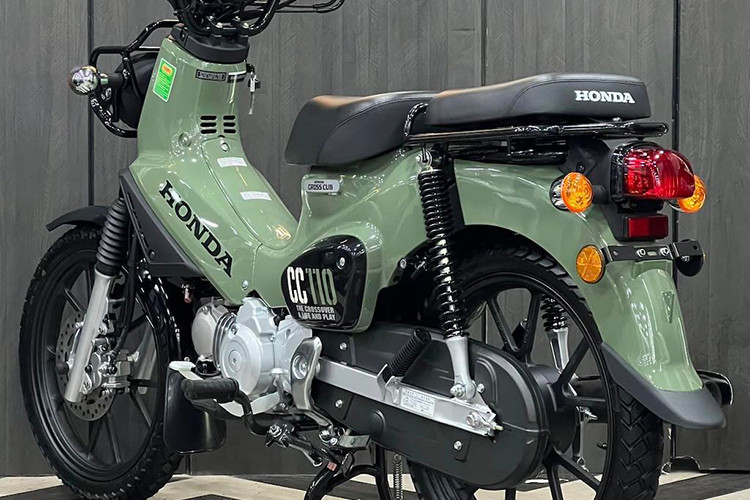 Phần còn lại của xe giống phiên bản nâng cấp được Honda ra mắt Nhật Bản hồi đầu năm 2022. Với bản nâng cấp này, Honda Cross Cub 110 2023 đã thay thế cặp bánh căm kiểu cổ điển thành mâm đúc 5 cánh chữ Y.