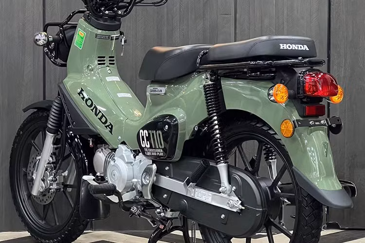 Phần còn lại của xe giống phiên bản nâng cấp được Honda ra mắt Nhật Bản hồi đầu năm 2022. Với bản nâng cấp này, Honda Cross Cub 110 2023 đã thay thế cặp bánh căm kiểu cổ điển thành mâm đúc 5 cánh chữ Y.