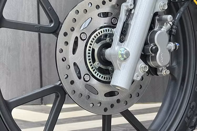 Giảm xóc của xe là dạng ống lồng có thêm chụp bụi cao su, lộ rõ tính chất “địa hình”. Phanh trước là dạng phanh đĩa với hệ thống ABS, hệ thống này không được trang bị trên đối thủ Yamaha PG-1. Phanh sau vẫn là loại tang trống phổ biến.