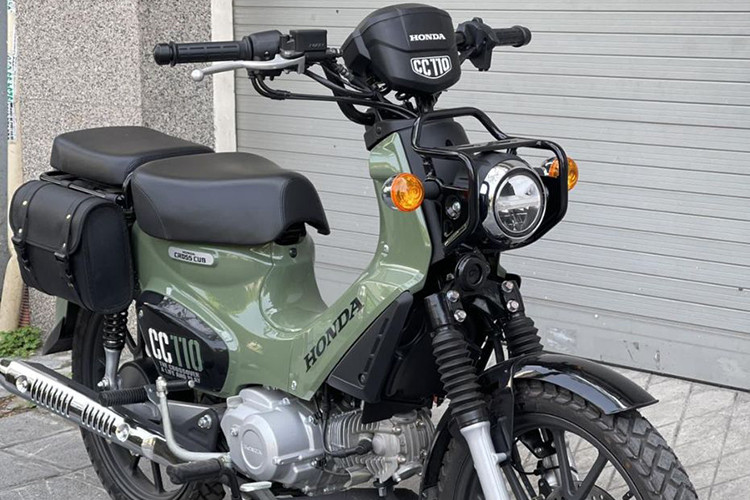 Mẫu xe máy Honda Cross Cub 110 2023 nhập khẩu này sở hữu kích thước dài x rộng x cao lần lượt là 1.931 x 799 x 1.108 (mm), chiều dài cơ sở 1.228 mm và chiều cao yên xe 784 mm. Trọng lượng xe ở mức 107 kg và bình xăng có dung tích 4,3 lít.