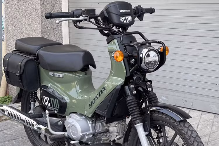 Mẫu xe máy Honda Cross Cub 110 2023 nhập khẩu này sở hữu kích thước dài x rộng x cao lần lượt là 1.931 x 799 x 1.108 (mm), chiều dài cơ sở 1.228 mm và chiều cao yên xe 784 mm. Trọng lượng xe ở mức 107 kg và bình xăng có dung tích 4,3 lít.