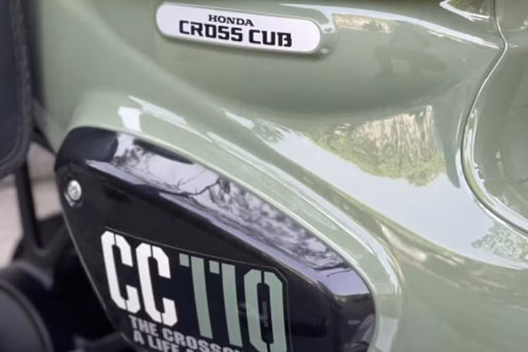 Xe gây ấn tượng với cụm đèn pha LED dạng tròn được bao bọc bên trong khung ống thép chắc chắn, kết hợp cùng với đèn xi-nhan dạng tròn tích hợp hai bên đúng như những chiếc xe Honda Super Cub đời 80.