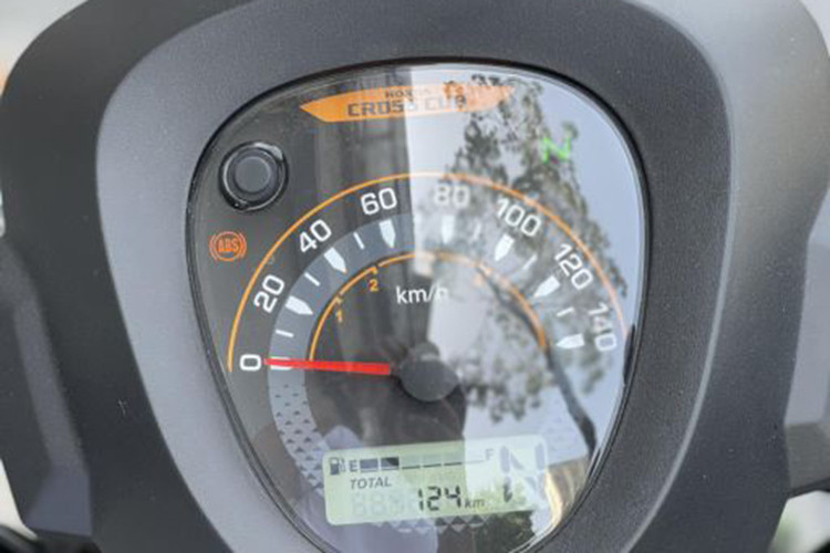 Thiết kế Honda Cross Cub 110 dựa trên chiếc Super Cub nguyên bản, nên tổng thể mang dáng hoài cổ pha lẫn những nét hiện đại. Đồng hồ của xe được thiết kế nhỏ gọn, với cả đồng hồ cơ và một màn hình lcd đơn sắc. Các nút bấm trên xe cũng thiết kế khá đơn giản và tiện dụng.