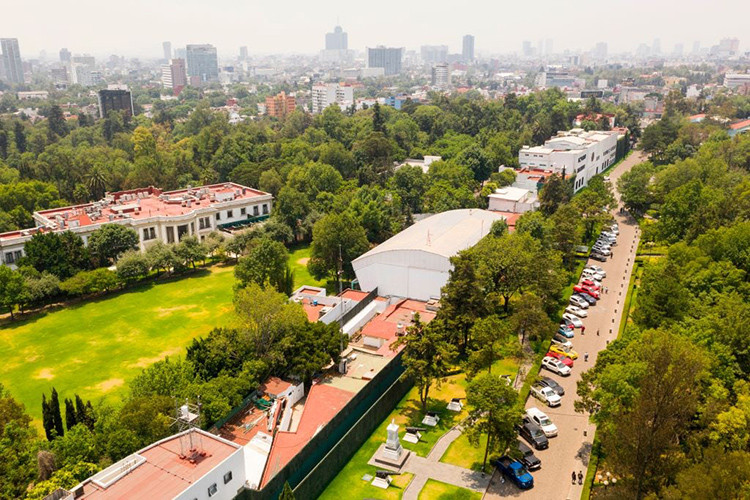 Đây là tòa nhà mà Tổng thống Mexico đã từng dùng nhưng mới đây đã được chuyển đổi mục đích sử dụng thành trung tâm văn hóa công cộng. Ngoài ra, trong vài tuần tới, chính phủ Mexico sẽ tiếp tục tổ chức những sự kiện đấu giá nhà hạng sang và trang sức tịch thu.