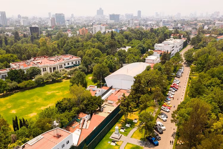 Đây là tòa nhà mà Tổng thống Mexico đã từng dùng nhưng mới đây đã được chuyển đổi mục đích sử dụng thành trung tâm văn hóa công cộng. Ngoài ra, trong vài tuần tới, chính phủ Mexico sẽ tiếp tục tổ chức những sự kiện đấu giá nhà hạng sang và trang sức tịch thu.