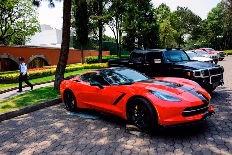 Mới đây, chính phủ Mexico đã quyết định bán đấu giá tổng cộng 82 chiếc siêu xe và xe thể thao tịch thu từ những tên tội phạm cũng như quan chức tham nhũng của nước này. Số tiền thu về từ hoạt động bán đấu giá sẽ được quyên góp cho "các chương trình xã hội và cộng đồng người nghèo".