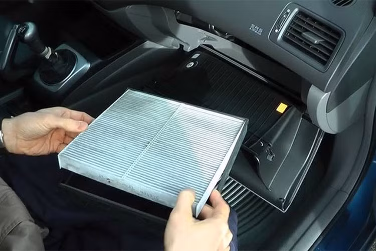 Ngoài ra chủ xe cũng nên bảo dưỡng và vệ sinh hệ thống điều hòa định kỳ giúp bảo đảm hệ thống luôn hoạt động tốt, tăng tuổi thọ hệ thống và kịp thời phát hiện hư hỏng sửa chữa. Hơn nữa nó còn mang lại nhiều lợi ích như bảo vệ sức khỏe cho gia đình bạn, tiết kiệm năng lượng và phòng tránh những hư hỏng cho xế yêu của bạn.