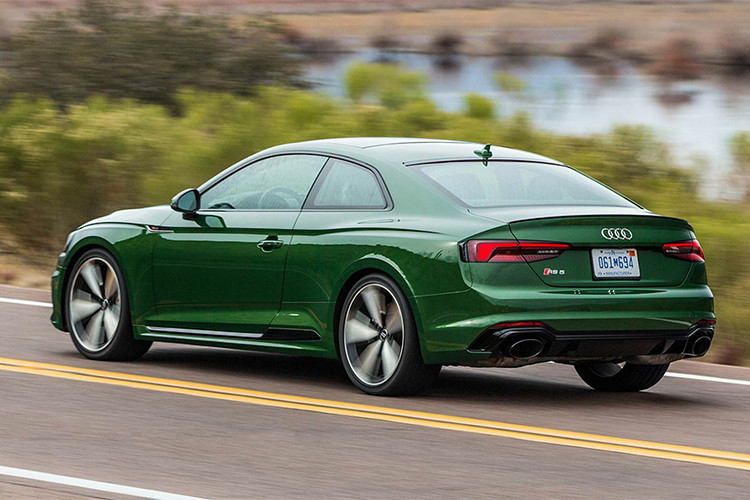 Không chỉ mạnh mẽ hơn, hệ thống treo thể thao của RS5 cũng được hãng xe sang Audi nâng cấp với hệ thống kiểm soát Dynamic Ride Control, bên cạnh đó là phanh gốm-carbon và hệ thống lái RS. Ngoài ra, hệ thống lái Audi Drive cũng có thêm các chế độ lái thể thao hơn. 