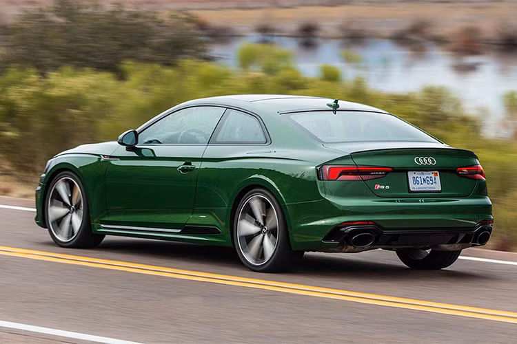 Không chỉ mạnh mẽ hơn, hệ thống treo thể thao của RS5 cũng được hãng xe sang Audi nâng cấp với hệ thống kiểm soát Dynamic Ride Control, bên cạnh đó là phanh gốm-carbon và hệ thống lái RS. Ngoài ra, hệ thống lái Audi Drive cũng có thêm các chế độ lái thể thao hơn. 