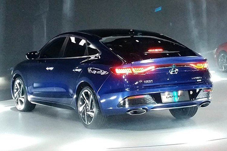 Theo đánh giá của một số người dùng hiện nay, mẫu xe sedan hạng C - Hyundai Lafesta 2019 này còn có thiết kế bên sườn đẹp hơn cả đối thủ trực tiếp Honda Civic. Thậm chí, Hyundai Lafesta 2019 còn được đánh giá là sở hữu thiết kế sườn xe tương tự xe sang thể thao Audi RS5.