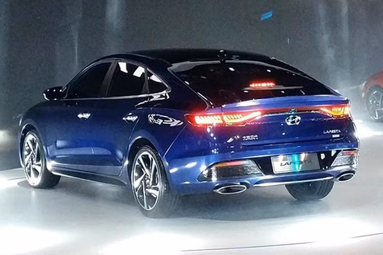 Theo đánh giá của một số người dùng hiện nay, mẫu xe sedan hạng C - Hyundai Lafesta 2019 này còn có thiết kế bên sườn đẹp hơn cả đối thủ trực tiếp Honda Civic. Thậm chí, Hyundai Lafesta 2019 còn được đánh giá là sở hữu thiết kế sườn xe tương tự xe sang thể thao Audi RS5.