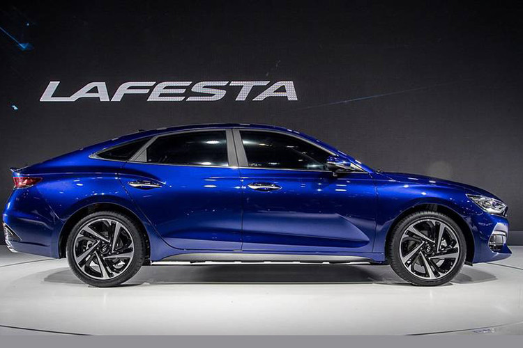 Chỉ sau 2 tuần được tung ra thị trường Trung Quốc, Hyundai Lafesta 2019 đã trở thành lựa chọn của gần 7.000 khách hàng. Đây thực sự là một tín hiệu tích cực dành cho Hyundai Lafesta 2019 tại một thị trường "cuồng" crossover và SUV như Trung Quốc. Thậm chí, Lafesta 2019 còn là mẫu xe bán chạy nhất của liên doanh Beijing Hyundai hiện nay.