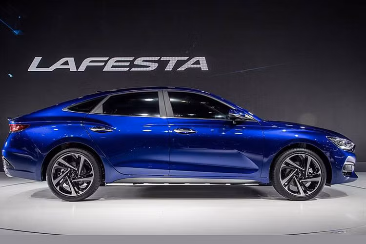 Chỉ sau 2 tuần được tung ra thị trường Trung Quốc, Hyundai Lafesta 2019 đã trở thành lựa chọn của gần 7.000 khách hàng. Đây thực sự là một tín hiệu tích cực dành cho Hyundai Lafesta 2019 tại một thị trường "cuồng" crossover và SUV như Trung Quốc. Thậm chí, Lafesta 2019 còn là mẫu xe bán chạy nhất của liên doanh Beijing Hyundai hiện nay.