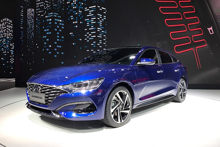 Tại thị trường Trung Quốc, giá xe Hyundai Lafesta 2019 được chia thành 5 bản trang bị và dao động ở mức từ 119.800 - 154.800 Nhân dân tệ (khoảng 404 đến 522,5 triệu đồng). Hiện vẫn chưa có thông tin mẫu xe này sẽ được bán ra tại một số thị trường Đông Nam Á.