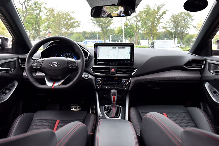 Bên trong nội thất của Hyundai Lafesta 2019 là không gian nội thất công nghệ cao, hứa hẹn thu hút giới trẻ Trung Quốc. Cụ thể, xe được trang bị vô lăng đáy phẳng thể thao, bảng đồng hồ với màn hình LCD 7 inch, màn hình cảm ứng 10,25 inch của hệ thống thông tin giải trí và ghế thể thao đi kèm đường kẻ khác màu ở giữa.