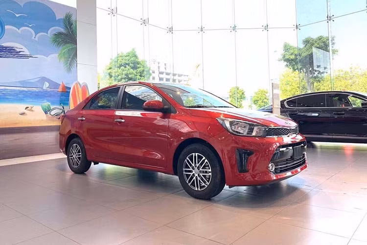 Kia Soluto đã tiếp tục trở lại ở vị trí số 9 trong bảng xếp hạng với 605 xe bán ra trong tháng 1/2020. Mẫu sedan hạng B có mức giá hấp dẫn nhất phân khúc đang đón nhận được khá nhiều tình cảm của người tiêu dùng, đặc biệt là đối tượng khách hàng chạy xe dịch vụ. Nhờ đó, biểu đồ doanh số toàn miền của Soluto có khoảng cách không quá rõ rệt với 270 xe bán ra tại miền bắc, 231 xe tại miền nam và 104 xe ở miền trung.