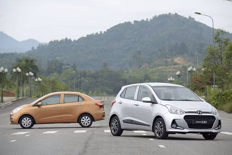 Bám đuổi ngay sau vị trí số 2 của Toyota Vios là cái tên Hyundai i10 với 1.586 xe bán ra trong tháng 1/2020, kém Vios đúng 12 xe. Kết quả này không mấy mang lại sự ngạc nhiên khi thực tế, i10 luôn luôn xếp ngay sau "đàn anh" Accent trong bảng xếp hạng xe bán chạy nhất trong nhiều tháng.