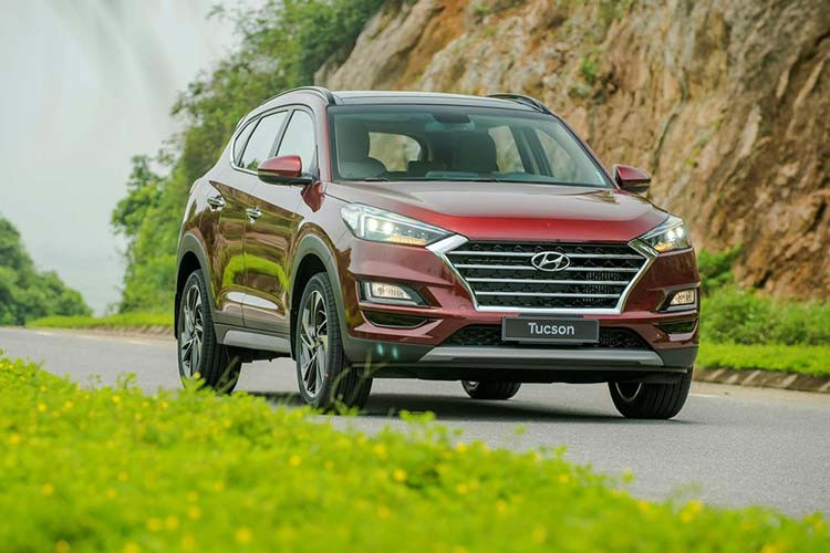 Sự xuất hiện của Hyundai Tucson trong bảng xếp hạng những mẫu xe bán chạy nhất tháng là một điều gây bất ngờ với nhiều người tiêu dùng bởi có lẽ đã từ rất lâu rồi, Tucson mới lại gia nhập đường đua doanh số với những cái tên nổi trội khác. Đặc biệt, không chỉ tham gia vào bảng xếp hạng 10 mẫu xe bán chạy nhất tại Việt Nam, trong tháng 1/2020 với 826 xe bán ra, Tucson còn đứng ở vị trí số 6 trong bảng xếp hạng, vượt lên cả đối thủ nặng ký nhất là Mazda CX-5.