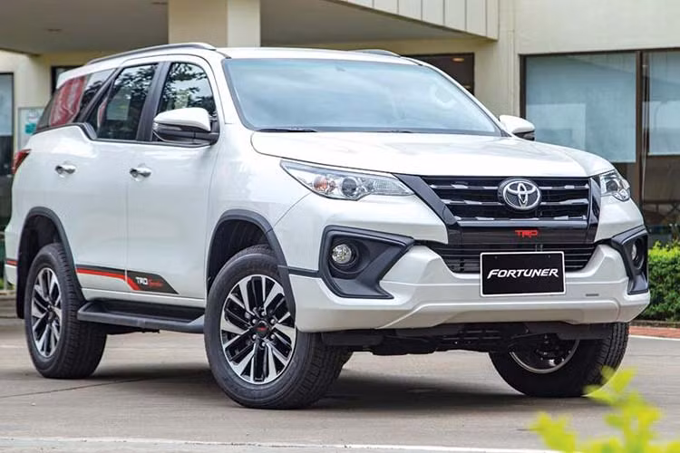 Toyota Fortuner, mẫu SUV từng "làm mưa làm gió" tại thị trường Việt Nam từng xếp hạng từ vị trí số 5 ở tháng 12/2019 bất ngờ tụt xuống vị trí số 8 ở tháng 1/2020. Theo báo cáo của Vama, thị trường chủ yếu của Fortuner hiện nay vẫn là khu vực miền nam với 373 xe bán ra, tiếp sau là miền bắc với 241 xe và cuối cùng là 76 xe của khu vực miền trung.