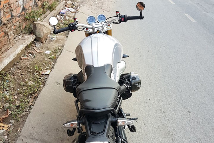 Mặc dù không có các chi tiết độ cầu kỳ, chiếc xe môtô BMW R nine T này vẫn giữ được vẻ đẹp nguyên bản, đồng thời mang đậm "chất đàn ông" mạnh mẽ, cá tính dù chỉ được người chơi xe trang trí lại không nhiều.