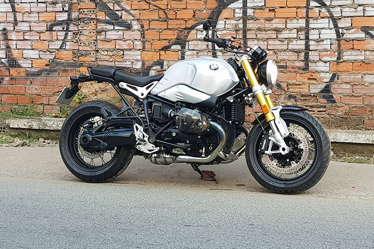 R nineT lấy cảm hứng từ chiếc lo Rider concept 2008, xe này có rất nhiều tùy chọn thửa riêng đi kèm cho phép người cầm lái có thể tự tạo ra chiếc xe độc đáo theo chất riêng. Giá xe BMW R Nine T được nhập khẩu chính hãng tại Việt Nam bán ra khoảng 600 triệu đồng, tuy nhiên bản độ với hàng hiệu có giá cao hơn.