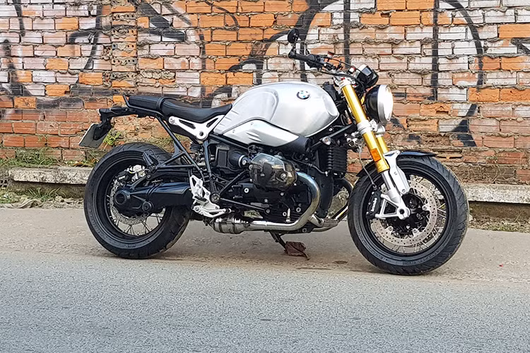 R nineT lấy cảm hứng từ chiếc lo Rider concept 2008, xe này có rất nhiều tùy chọn thửa riêng đi kèm cho phép người cầm lái có thể tự tạo ra chiếc xe độc đáo theo chất riêng. Giá xe BMW R Nine T được nhập khẩu chính hãng tại Việt Nam bán ra khoảng 600 triệu đồng, tuy nhiên bản độ với hàng hiệu có giá cao hơn.