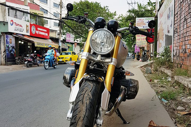 Về tổng thể, xe vẫn được giữ nguyên bản với phong cách cổ điển vốn có. Phần đầu xe nổi bật với đèn pha tròn, thân xe được thiết kế tối giản đúng phong cách của dòng xe Scrambler với bình xăng 17 lít bằng thép và thành phần chính trên thân xe chủ yếu là vật liệu nhôm siêu nhẹ, bền bỉ.