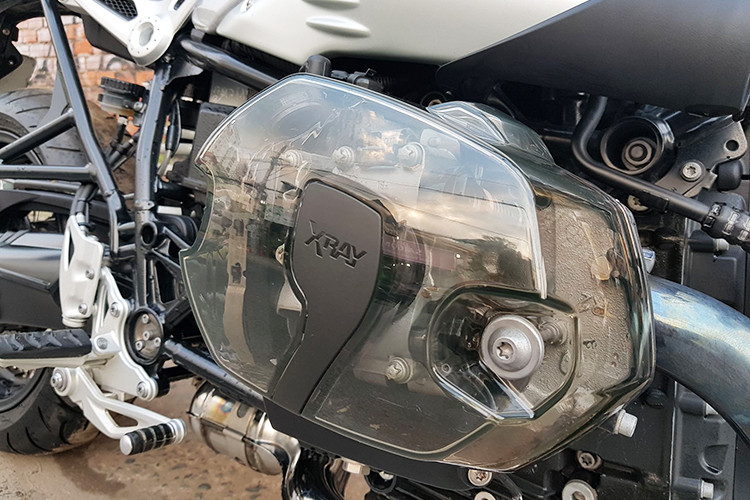 Đáng chú ý nhất trên chiếc x này chính là bộ vỏ máy trong suốt của thương hiệu Wunderlich mang tên Xray. Bộ vỏ này giúp chúng ta nhìn xuyên thấu vào cỗ máy bên trong, ngay cả khi nó đang hoạt động. Điều này đã khiến cho chiếc xe cá tính và khác lạ hơn nhiều so với những "người anh em" BMW R Nine T khác.