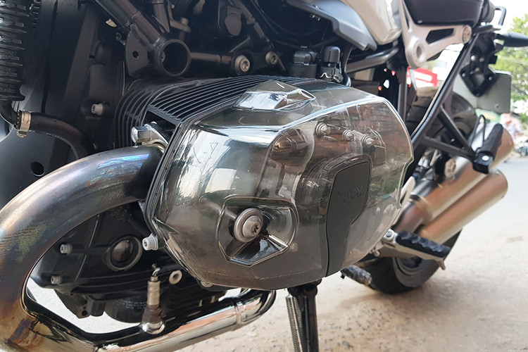 BMW R NineT được trang bị khối động cơ boxer 1.170cc. Động cơ sản sinh 110 mã lực tại 7.750 vòng/phút và mô men xoắn cực đại là 116 Nm tại 6.000 vòng/phút. Đi kèm hộp số 6 cấp. Hệ thống làm mát theo kiểu bơm dầu nhớt bôi trơn trong động cơ lên két làm mát đặt ngay phía dưới cụm trợ lực tay lái rồi quay ngược trở lại.