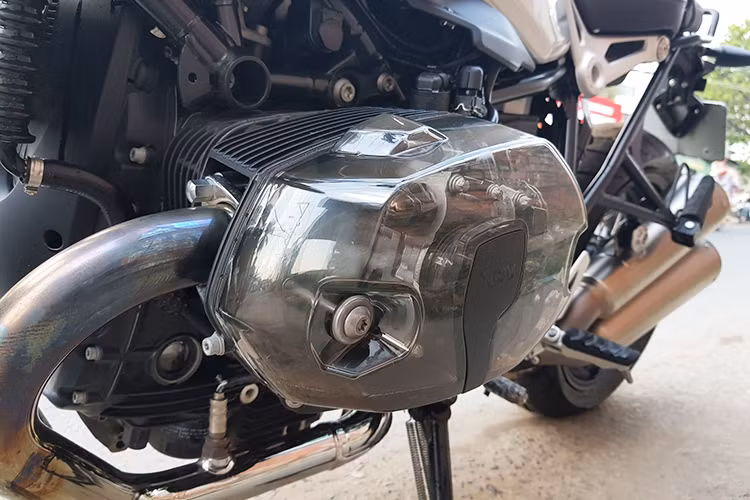 BMW R NineT được trang bị khối động cơ boxer 1.170cc. Động cơ sản sinh 110 mã lực tại 7.750 vòng/phút và mô men xoắn cực đại là 116 Nm tại 6.000 vòng/phút. Đi kèm hộp số 6 cấp. Hệ thống làm mát theo kiểu bơm dầu nhớt bôi trơn trong động cơ lên két làm mát đặt ngay phía dưới cụm trợ lực tay lái rồi quay ngược trở lại.