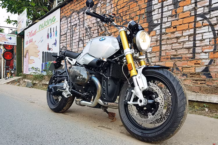 Chủ nhân của chiếc xe môtô BMW R nine T trong bài viết này đang sống tại TP HCM. Với mong muốn chiếc xe trở nên cá tính hơn mà không mất đi vẻ đẹp hoài cổ nguyên bản, anh đã chỉ trang bị cho chiếc xe một số đồ chơi đơn giản nhưng độc đáo - đặc biệt nhất là cụm lốc máy trong suốt của thương hiệu Wunderlich đến từ Đức.