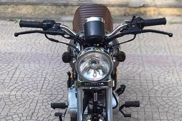 Nắm bắt nhu cầu trên, một cửa hàng xe máy ở Hà Nội đã nâng cấp sẵn chiếc Honda CG125 giá 36 triệu đồng để thành bản tracker bụi phủi. Sau khi độ lên tracker, giá xe được bán lại cho khách là 47 triệu đồng, tương đương với chi phí bỏ ra độ xe là 11 triệu đồng.