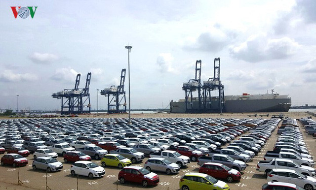 Bên cạnh Toyota, cũng có khoảng 300 xe Mitsubishi và 150 xe Honda CR-V được cập cảng trong đợt này. Trong số 300 xe nhập khẩu đầu tiên của Mitsubishi Việt Nam (MMV) lần này bao gồm cả 4 mẫu xe: Pajero Sport, Mirage, Attrage và Triton.