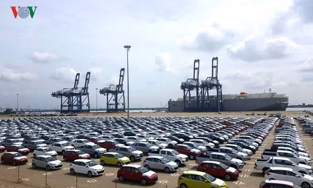 Bên cạnh Toyota, cũng có khoảng 300 xe Mitsubishi và 150 xe Honda CR-V được cập cảng trong đợt này. Trong số 300 xe nhập khẩu đầu tiên của Mitsubishi Việt Nam (MMV) lần này bao gồm cả 4 mẫu xe: Pajero Sport, Mirage, Attrage và Triton.