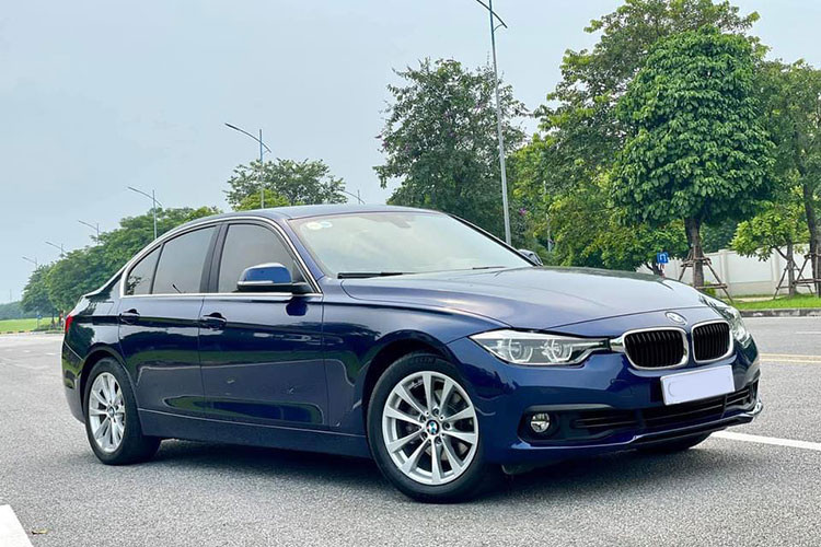 Khi mới ra mắt tại Việt Nam, giá xe BMW 320i bản 100 năm là 1,658 tỷ đồng - xe vẫn sẽ có 9 màu tùy chọn gồm; Đen ngọc Sapphire, Đỏ Melbourne, Bạc Glacier, Xanh dương Imperial, Trắng Mineral, Xám Mineral, Jatoba, Bạc Platinum, Xanh dương Mediterranean. Chiếc xe trong bài đang được chào bán tại sàn xe cũ Hà Nội với mức giá chỉ khoảng 1 tỷ đồng.