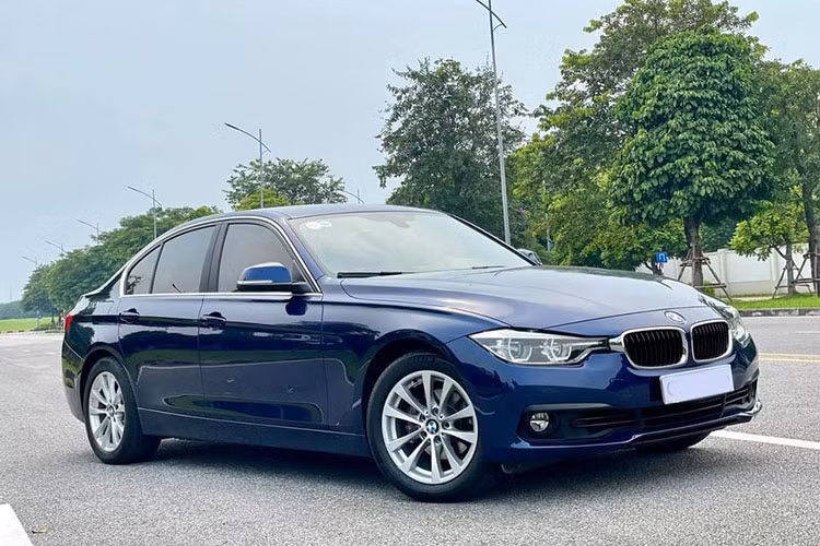 Khi mới ra mắt tại Việt Nam, giá xe BMW 320i bản 100 năm là 1,658 tỷ đồng - xe vẫn sẽ có 9 màu tùy chọn gồm; Đen ngọc Sapphire, Đỏ Melbourne, Bạc Glacier, Xanh dương Imperial, Trắng Mineral, Xám Mineral, Jatoba, Bạc Platinum, Xanh dương Mediterranean. Chiếc xe trong bài đang được chào bán tại sàn xe cũ Hà Nội với mức giá chỉ khoảng 1 tỷ đồng.
