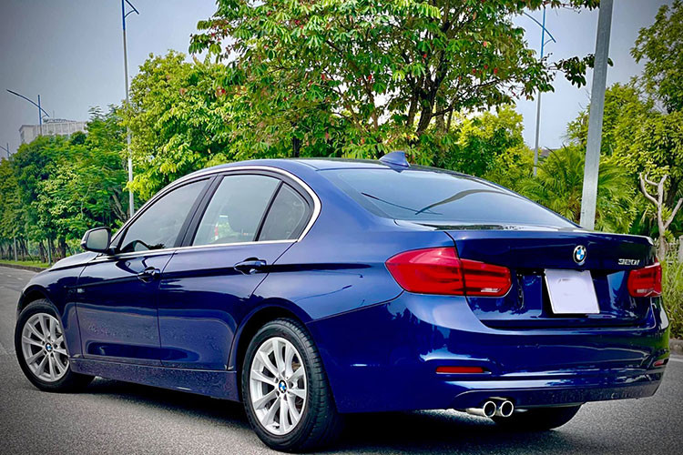 Sau khoảng gần 5 năm sử dụng, BMW 320i đặc biệt 2016 đã được chủ nhân đưa lên sàn xe cũ. Mặc dù đã trải qua thời gian khá dài, tuy nhiên ngoại hình của chiếc xe trong bài viết này vẫn khá đẹp mắt. Theo thông tin từ phía chủ xe, chiếc 320i này mới lăn bánh khoảng 40.000km.